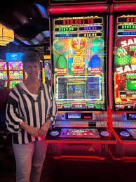 iwet app Live Casino မိုဘိုင်းဖုန်းဖြင့် ကစားနေသောမြင်ကွင်း